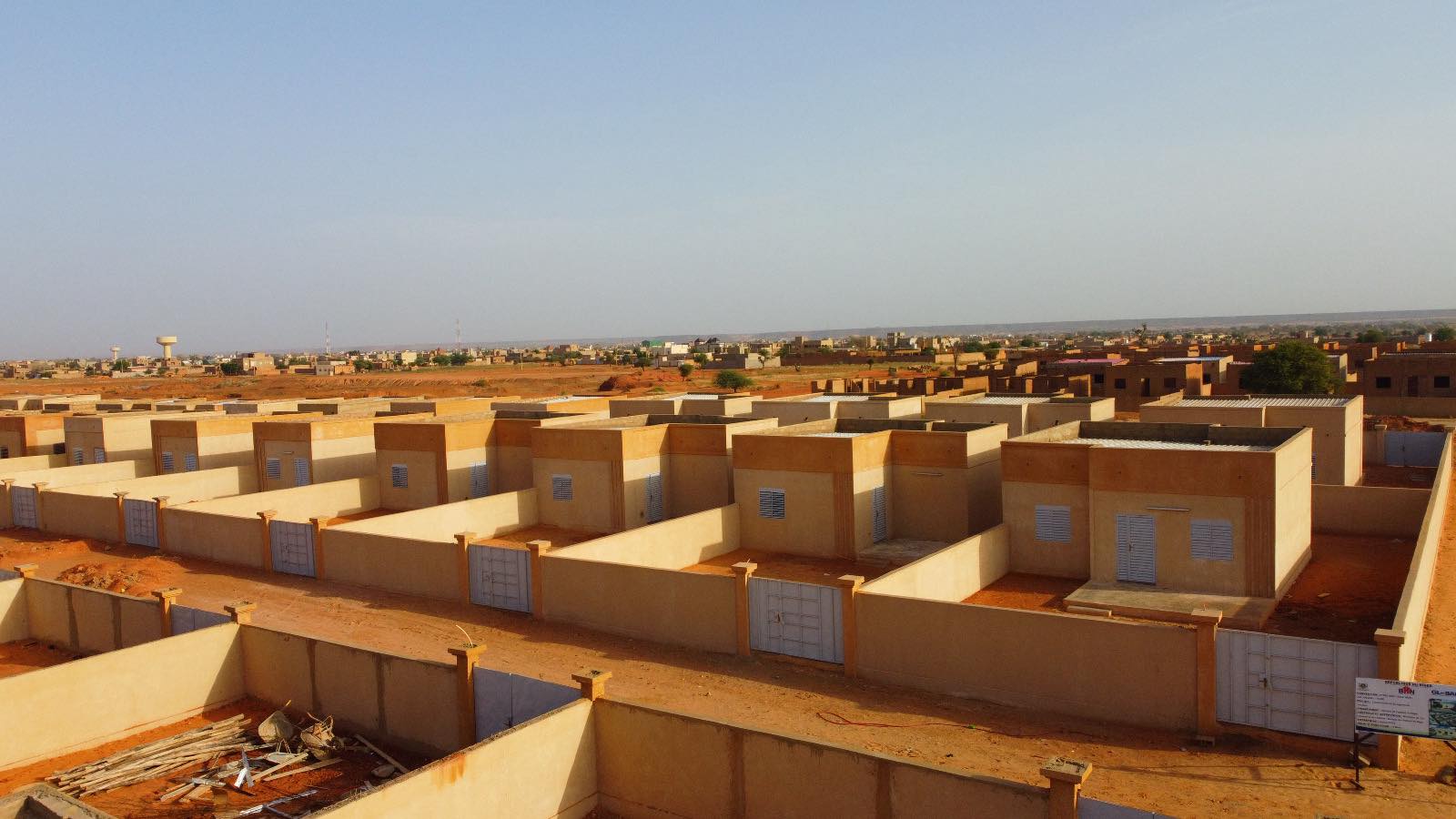 Vue aérienne d'une cité de logements sociaux livrés au Niger